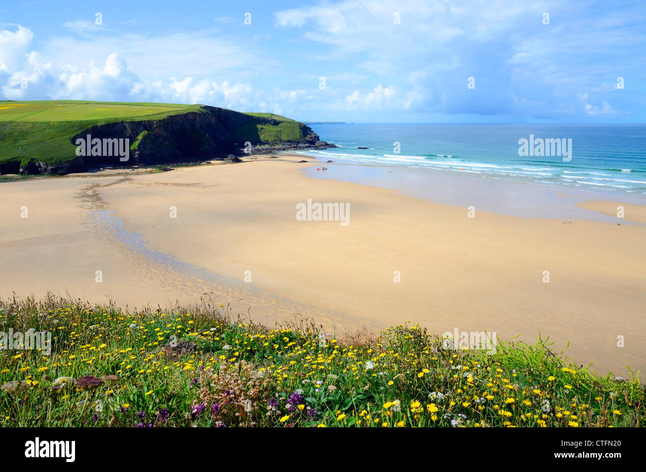La grande plage de sable à Mawgan Porth à Cornwall, UK Banque D'Images