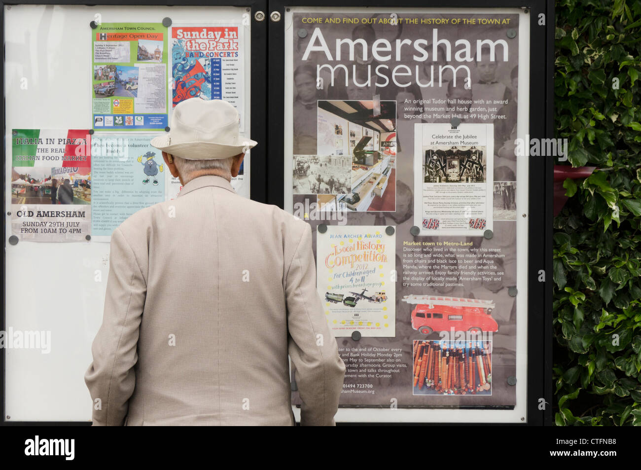 Un vieil homme à la recherche d'un avis public à l'extérieur du conseil d'Amersham Museum d'argent au Royaume-Uni. Banque D'Images Un vieil homme à la recherche d'un avis public à l'extérieur du conseil d'Amersham Museum d'argent au Royaume-Uni. Banque D'Images