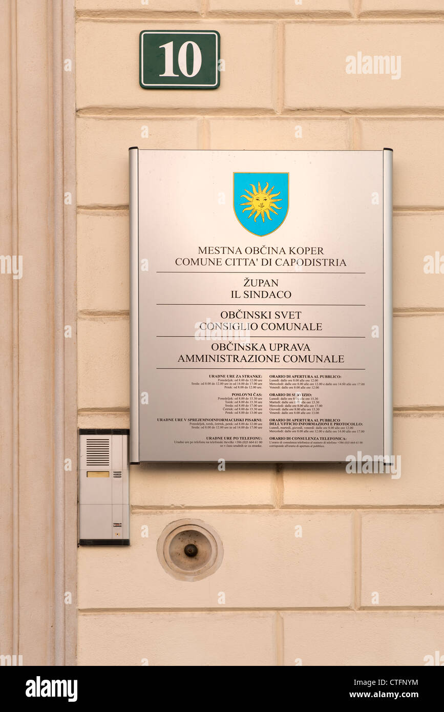 Le signe dans l'cityall, avec indications bilingues en slovène et en italien Banque D'Images