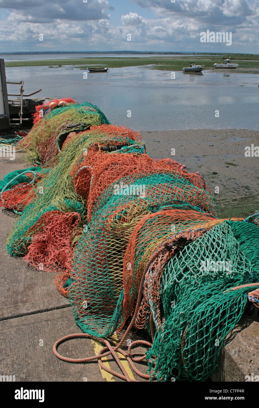 Les filets de pêche séchant au soleil sur les rives de l'estuaire de la Tamise, à l'ancienne Leigh, dans l'Essex Banque D'Images