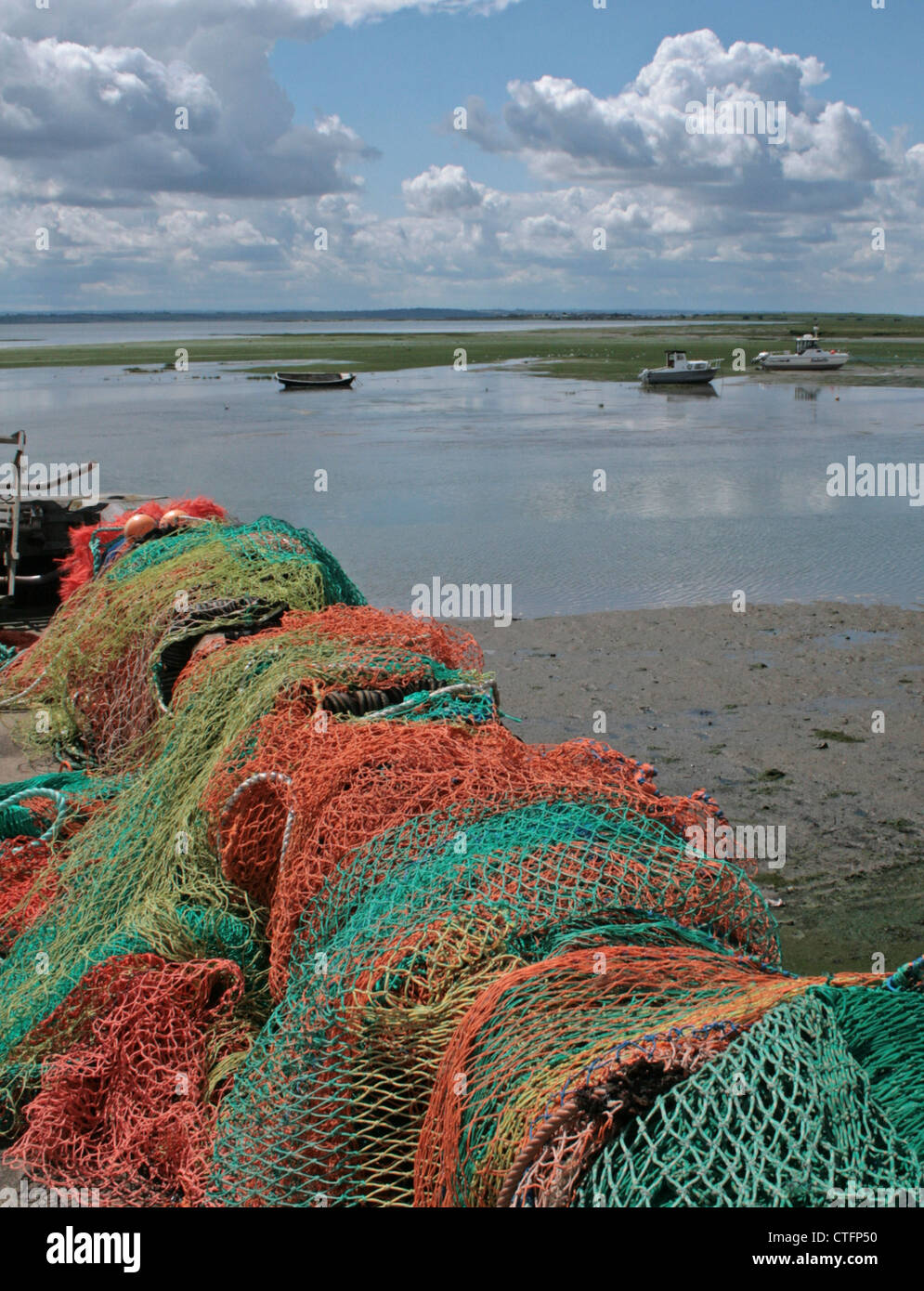 Les filets de pêche séchant au soleil sur les rives de l'estuaire de la Tamise, à l'ancienne Leigh, dans l'Essex Banque D'Images