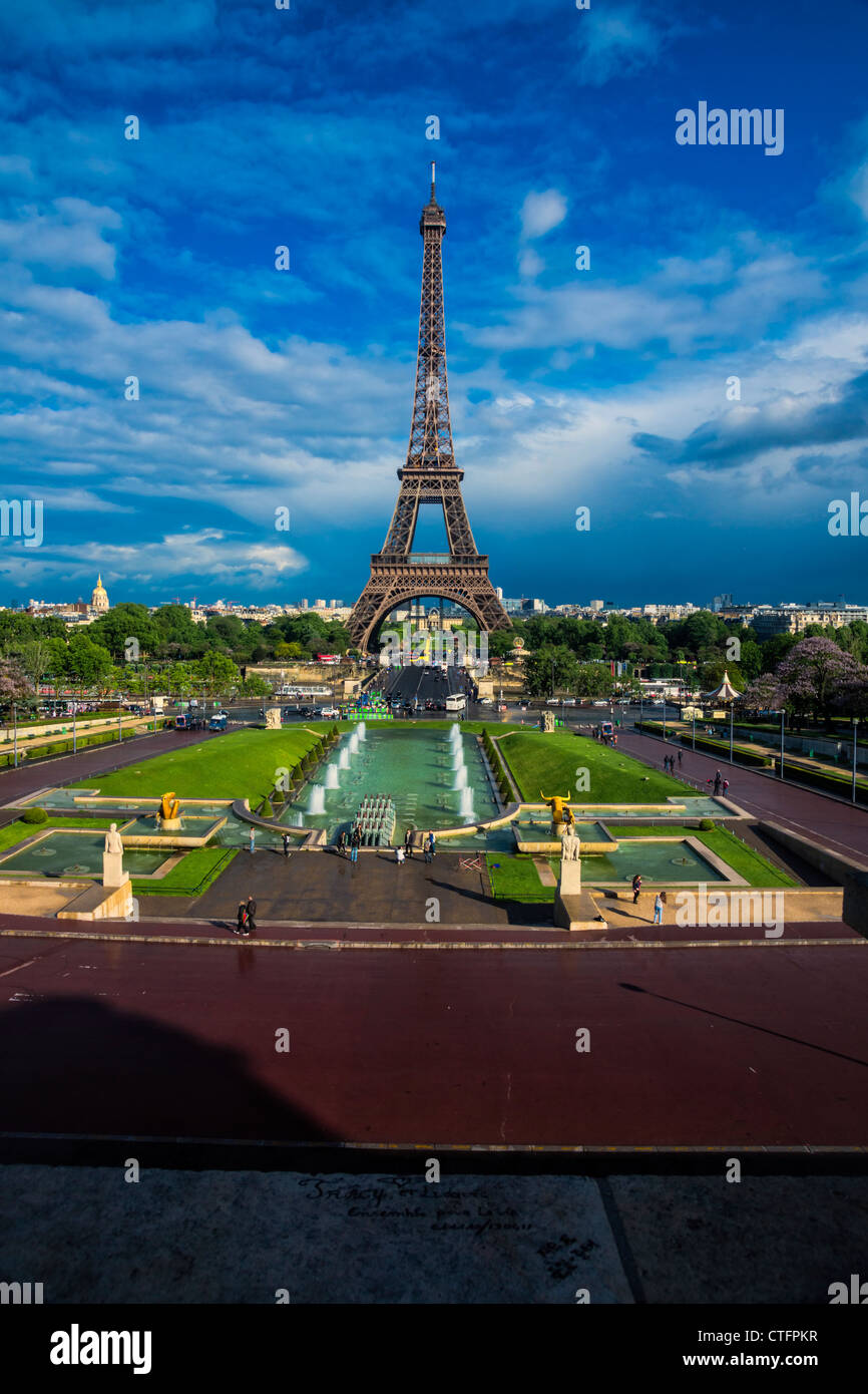 Paris. La Tour Eiffel vue depuis le dessus de la célèbre esplanade du Trocadéro Banque D'Images