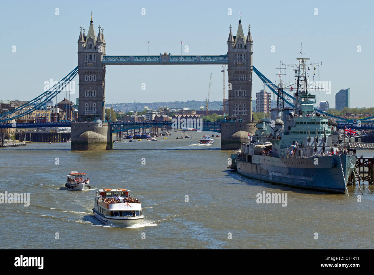 Le HMS Belfast & Tour de Londres, la Tamise, Londres, dimanche 27 mai 2012. Banque D'Images