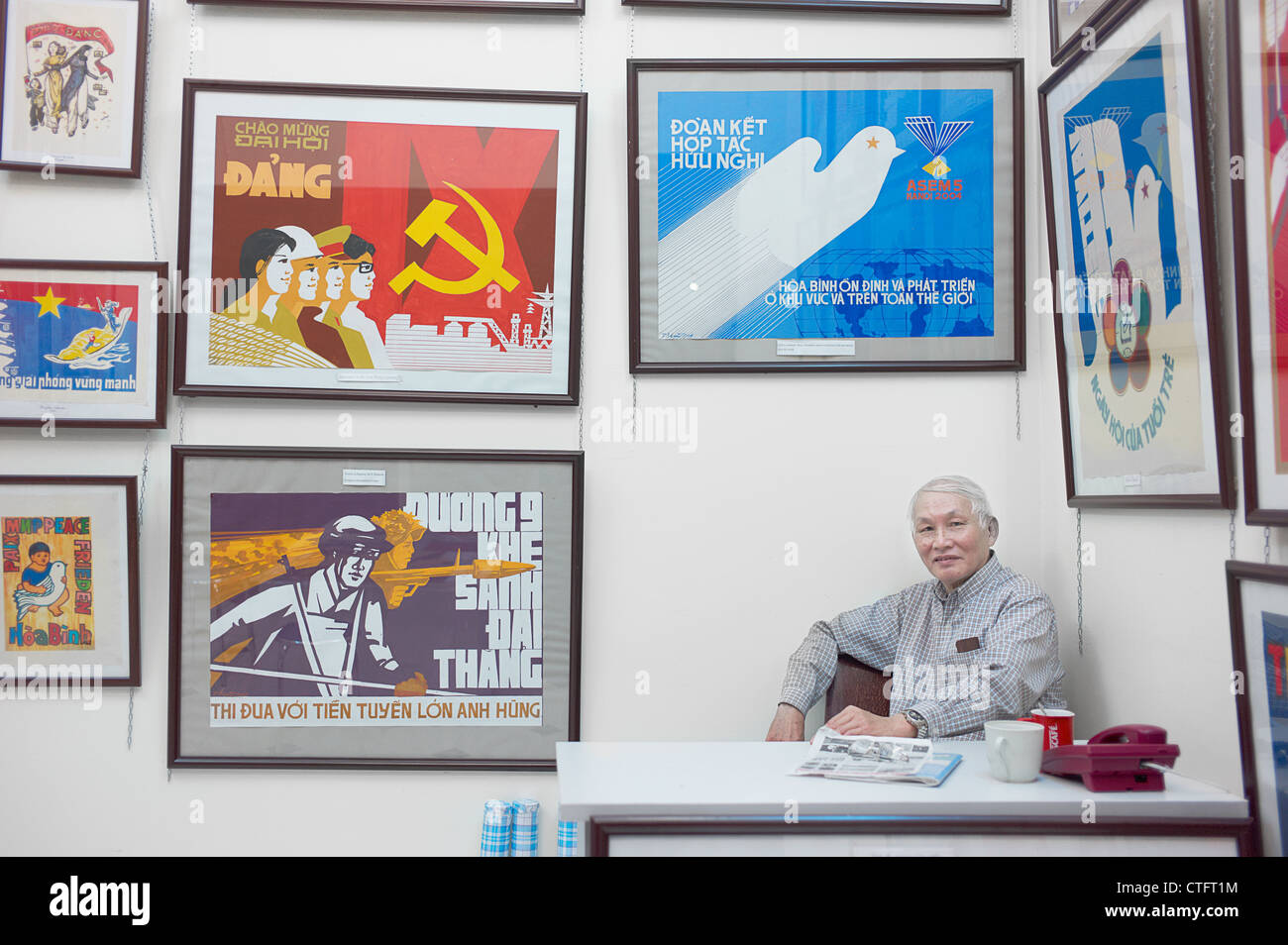 Affiche de propagande shop au Vietnam avec un homme assis derrière un bureau. Banque D'Images