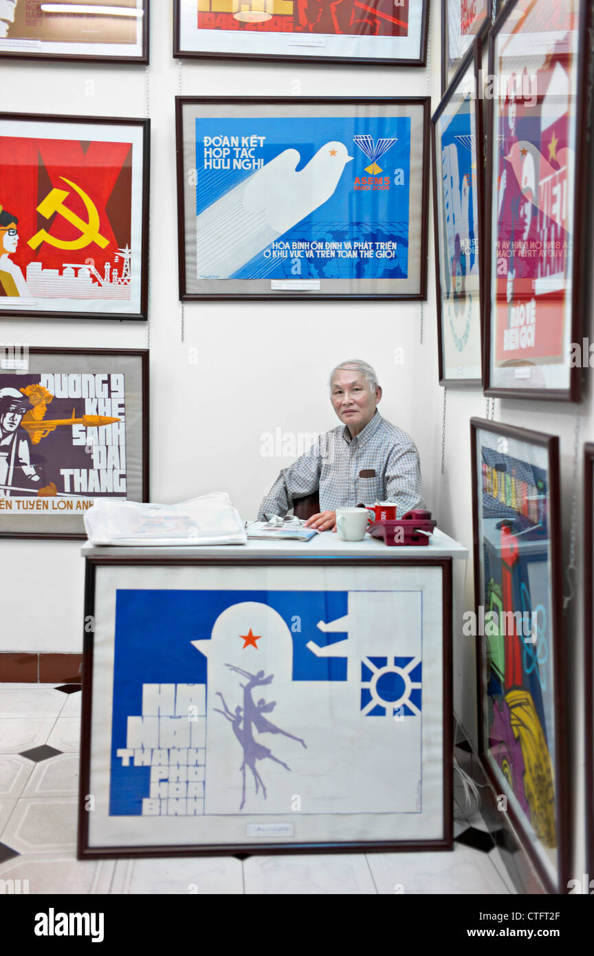 Affiche de propagande shop au Vietnam avec un homme assis derrière un bureau. Banque D'Images
