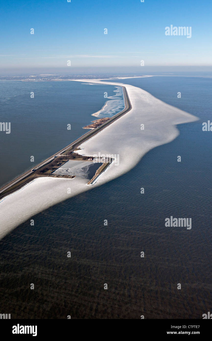 Les Pays-Bas, Enkhuizen, appelée digue Houtribdijk ou Markerwaarddijk. Dans le lac de glace flottante appelée IJsselmeer. Vue aérienne. Banque D'Images