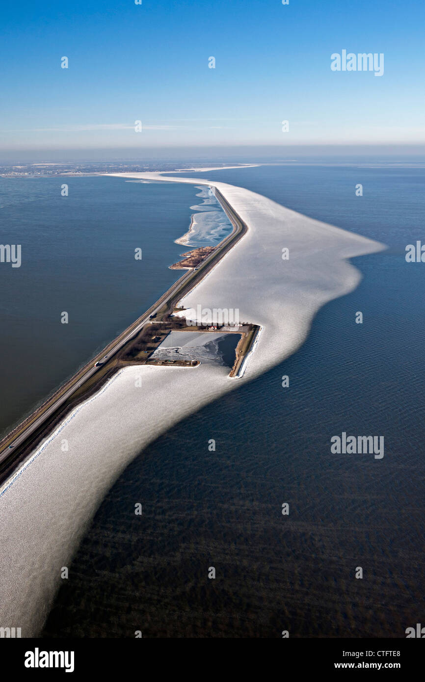 Les Pays-Bas, Enkhuizen, appelée digue Houtribdijk ou Markerwaarddijk. Dans le lac de glace flottante appelée IJsselmer antenne. Banque D'Images