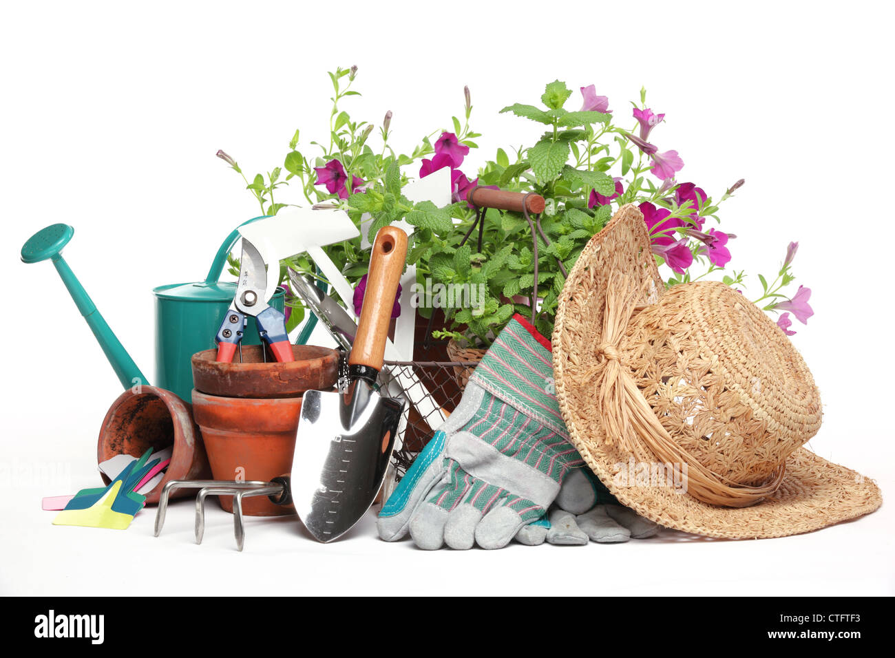 Outils de jardinage et de fleurs isolé sur blanc. Banque D'Images