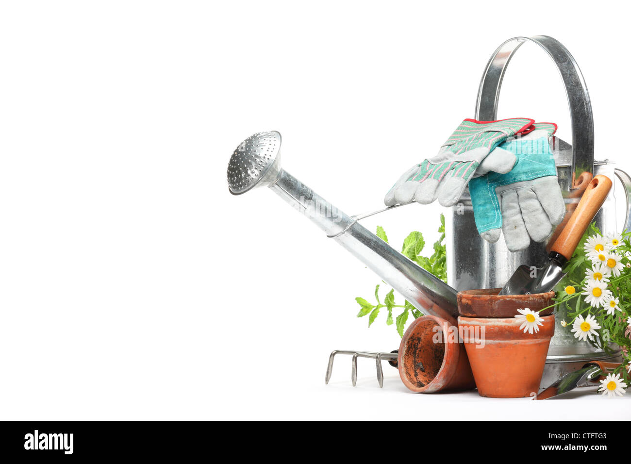 Outils de jardinage et de fleurs isolé sur blanc avec copie espace. Banque D'Images