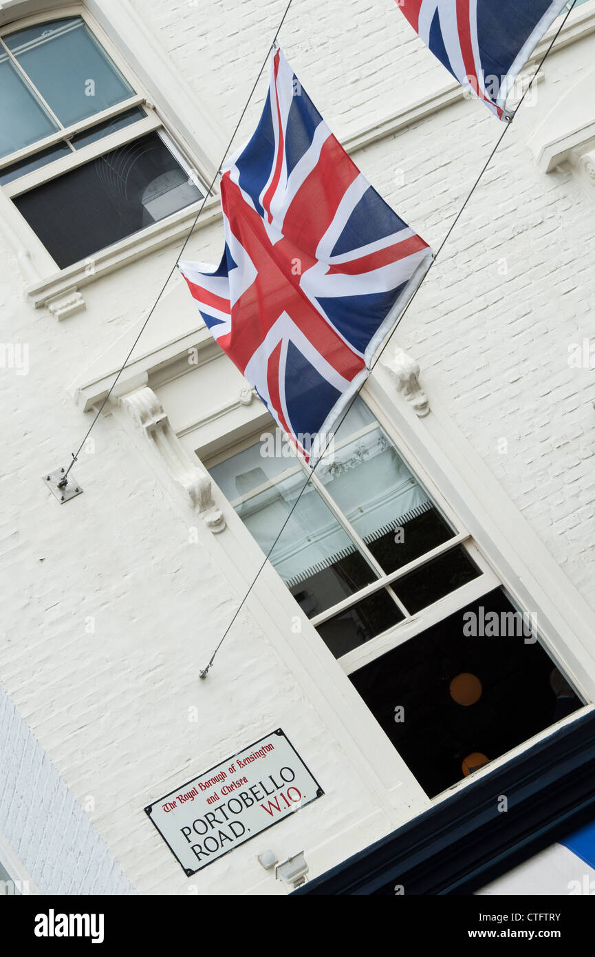 Union jack drapeaux tendus en travers de la route. Portobello Road. Londres Banque D'Images