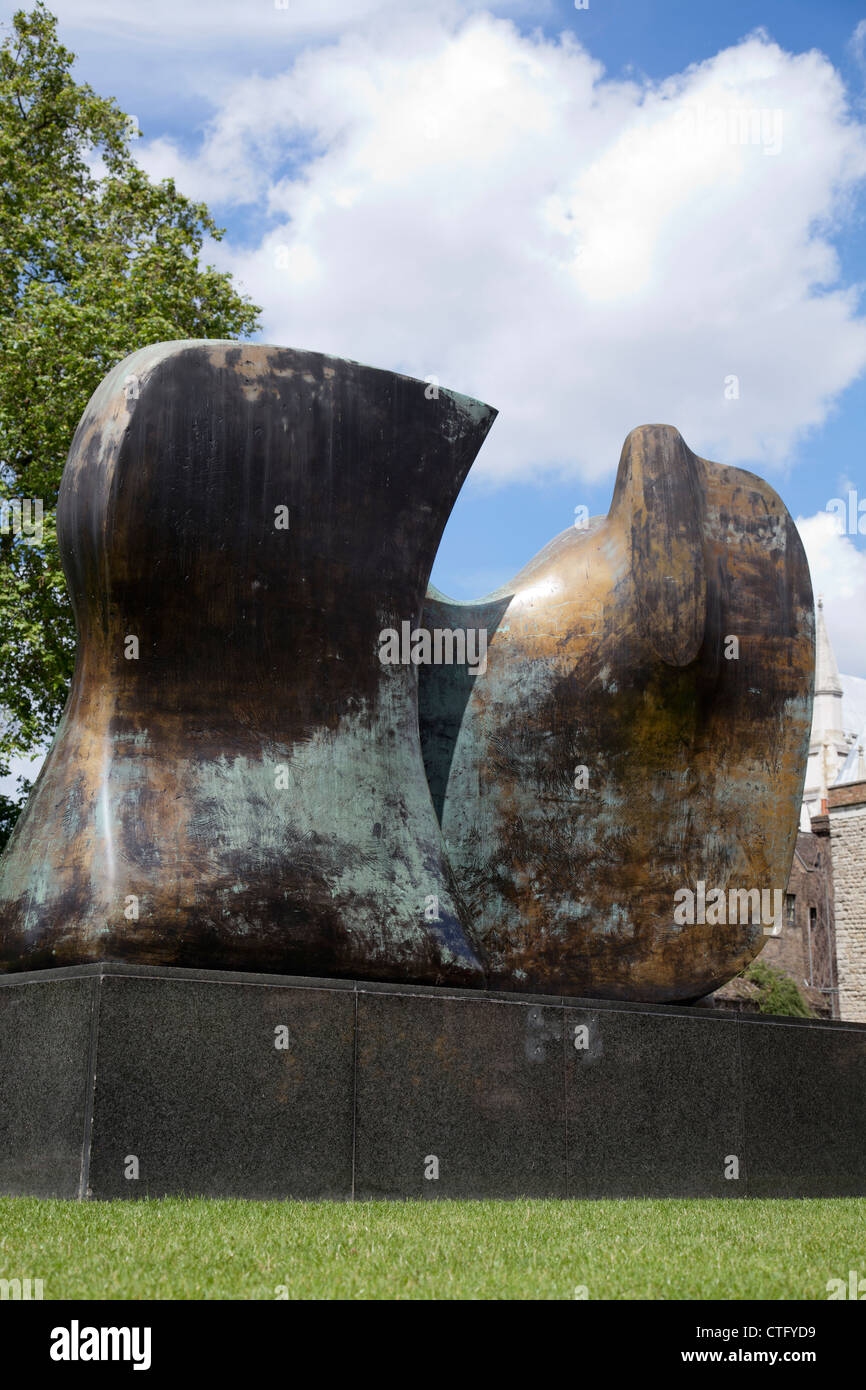 Henry Moore's knife edge version deux pièces sur l'affichage dans les jardins d'Abingdon dans Westminster - Londres UK Banque D'Images