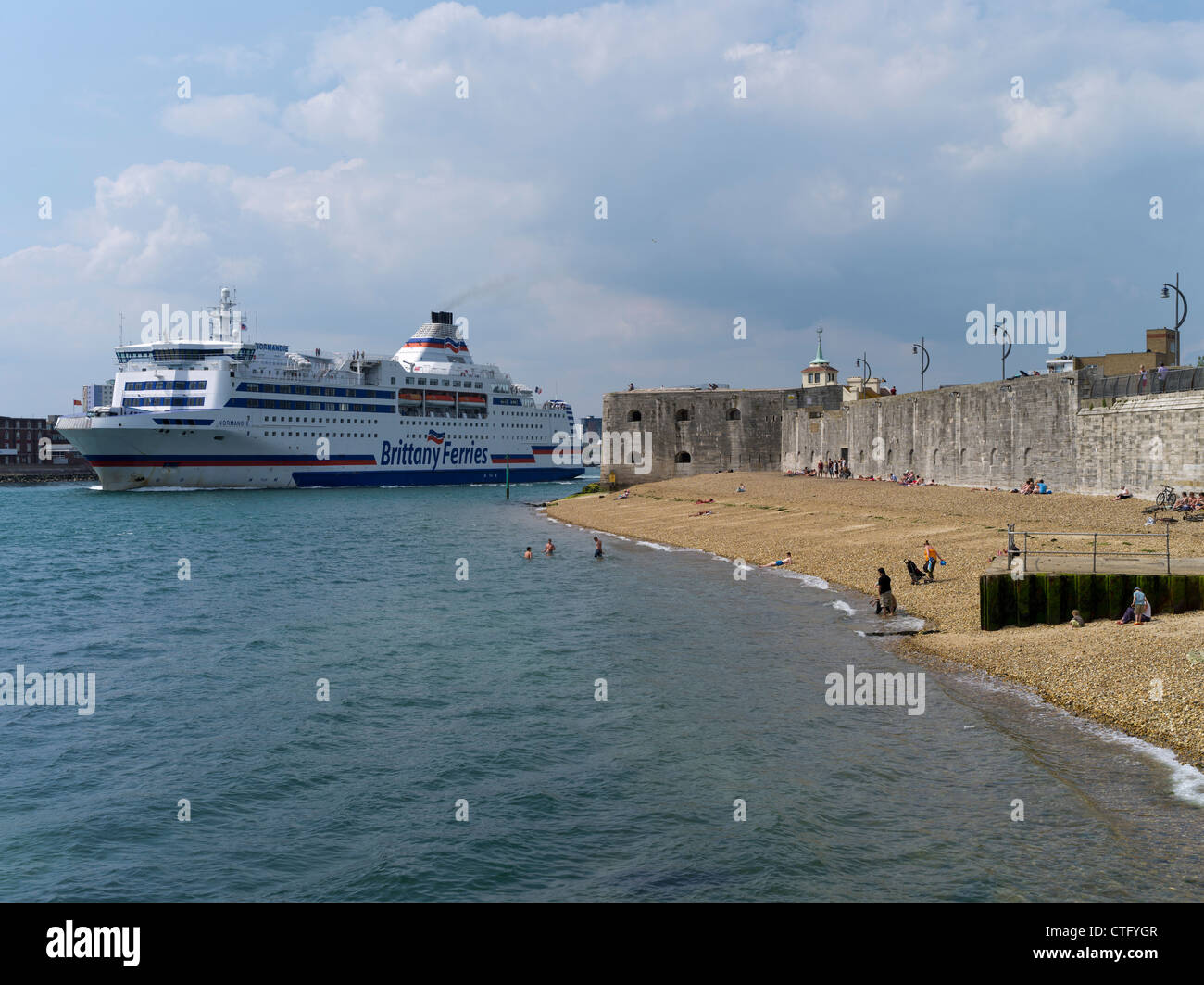 dh Old Portsmouth PORTSMOUTH HAMPSHIRE Brittany Ferries ferry partant port plage et fortification port angleterre voyage royaume-uni fortifications fort Banque D'Images