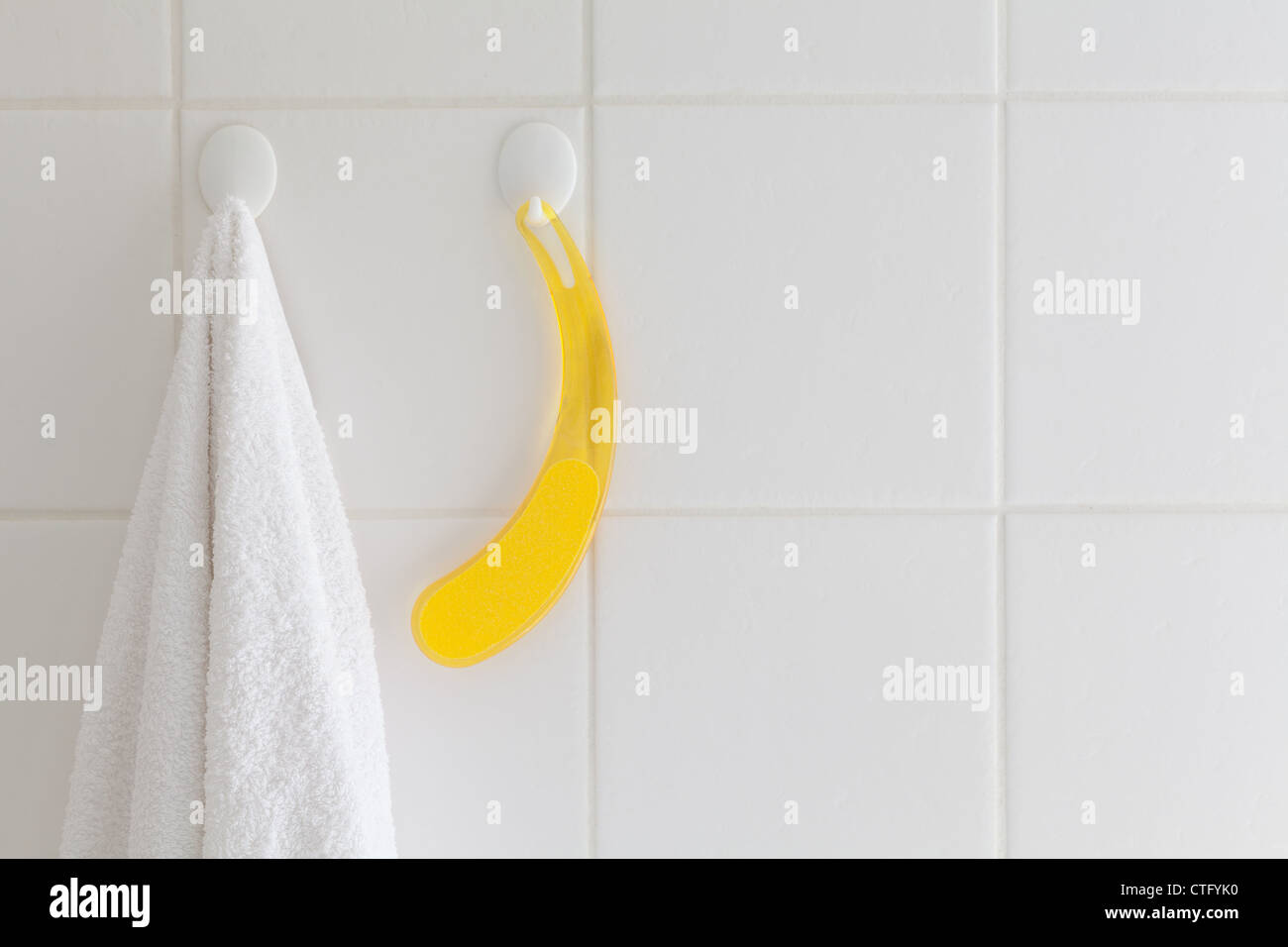 Absorber absorbant,bains,classique,tissu,décoration,design,,fichier,pendaison,Accueil,accro,hung,piscine,objets,objets,organisé,douche,simple,simplicité,sol carrelé,tuile tuiles,outils,mur,jaune,blanc Banque D'Images