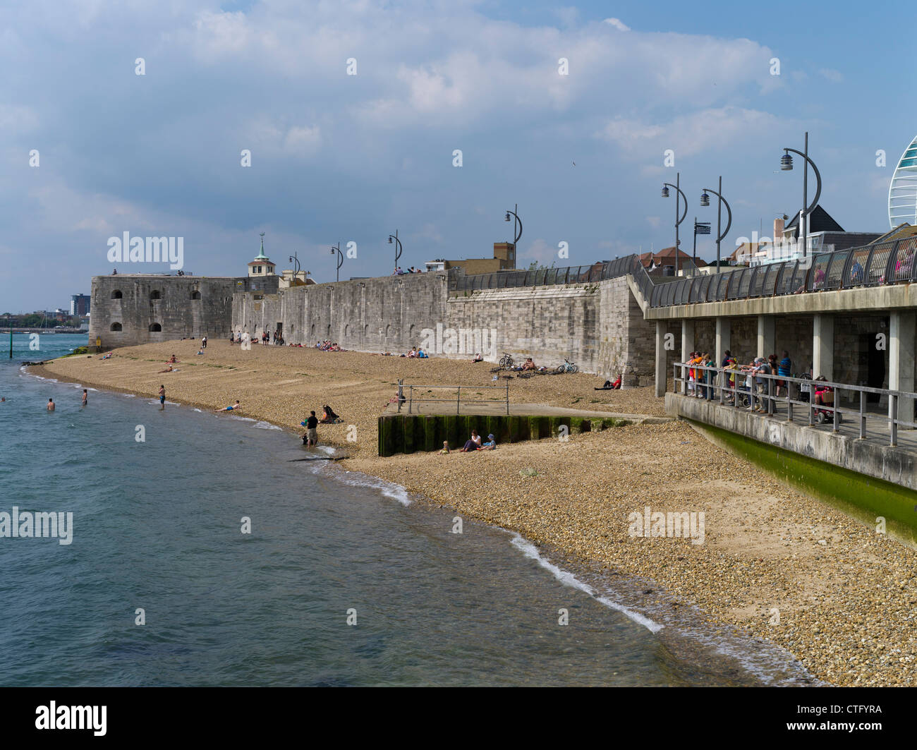 Dh vieux portsmouth HAMPSHIRE PORTSMOUTH Harbour Personnes beach et sea wall fortifications angleterre fort uk front Banque D'Images