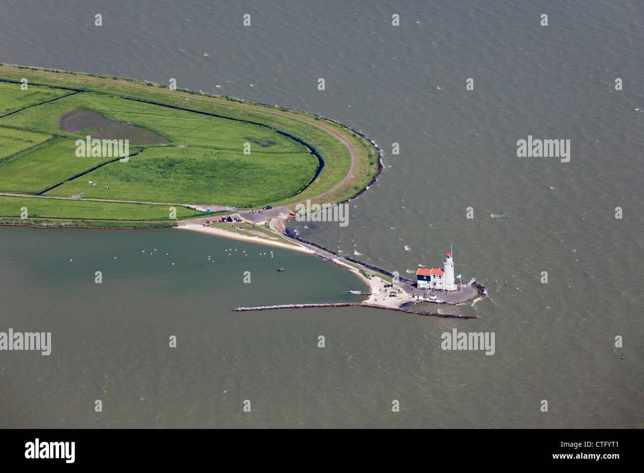 Les Pays-Bas, l'île de Marken, aérienne et le phare appelé Paard van Marken (cheval de Marken). Banque D'Images