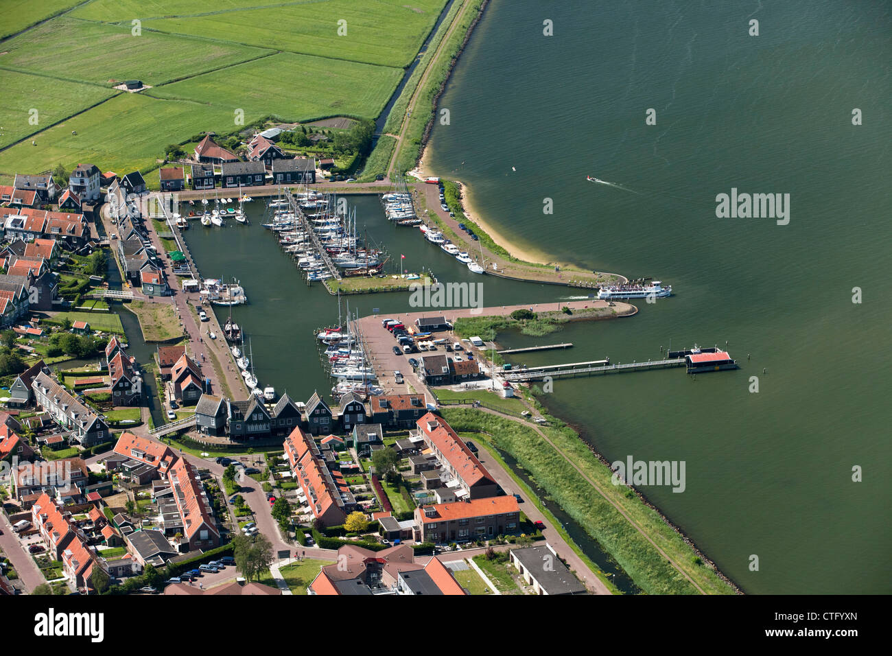 Les Pays-Bas, Marken, antenne. Village et Port. Banque D'Images