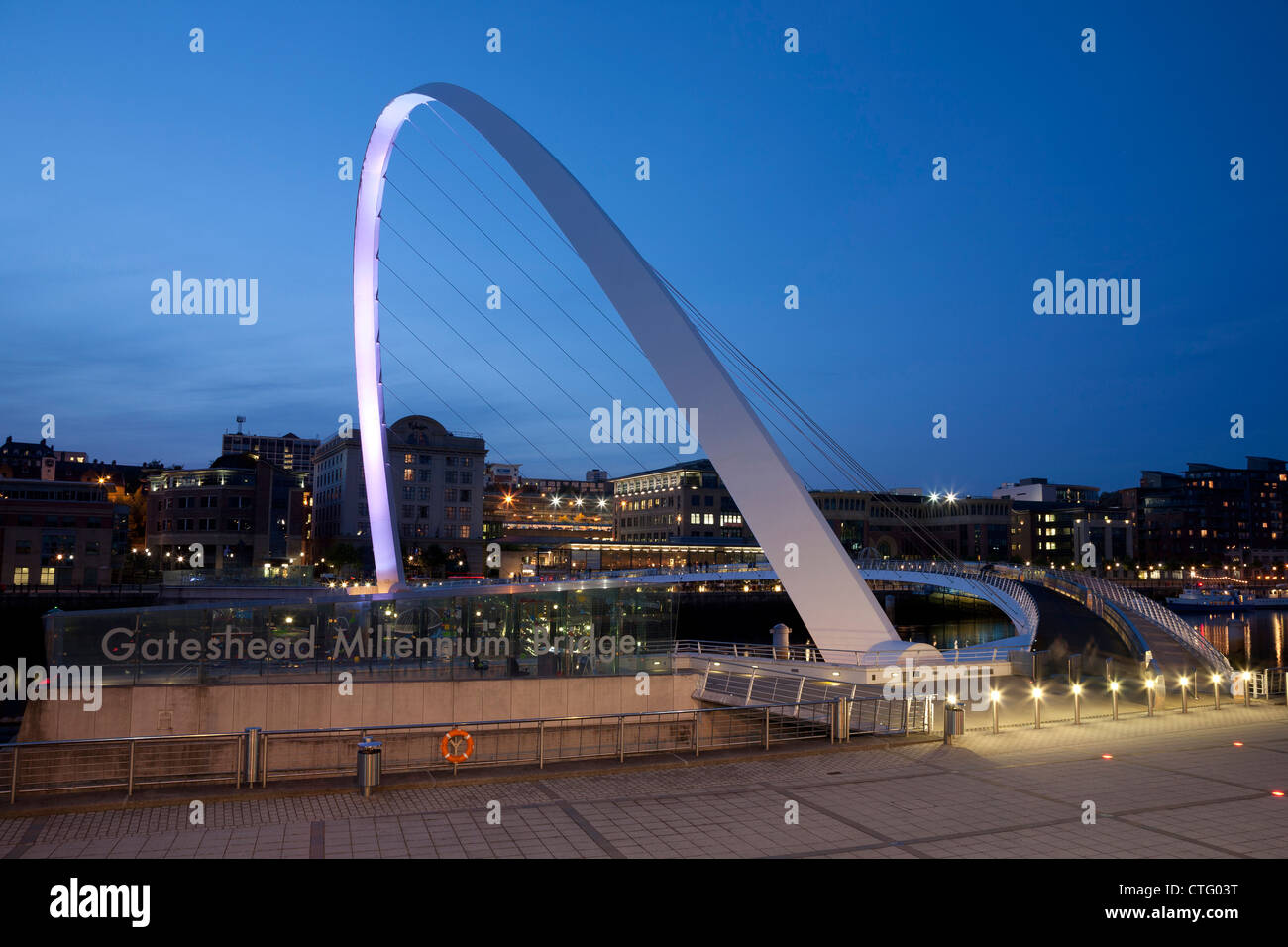 Le Gateshead Millennium Bridge at Night Banque D'Images