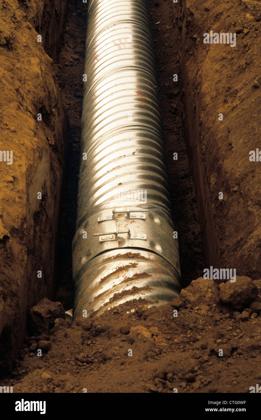Tuyau métallique nouvellement posées dans les fossés Banque D'Images