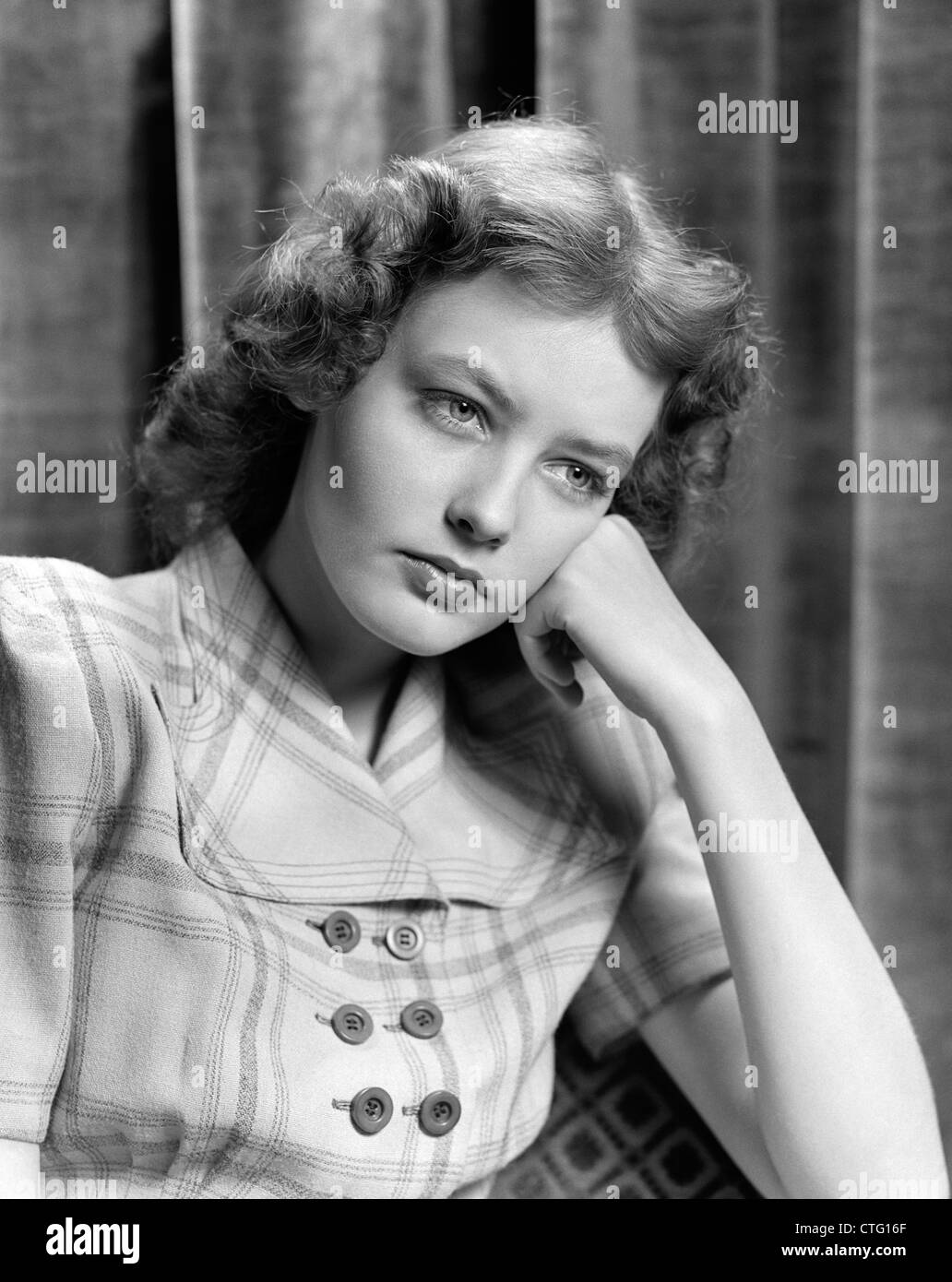 1940 Portrait de femme en appui tête appuyée sur la main l'air inquiet et triste Banque D'Images