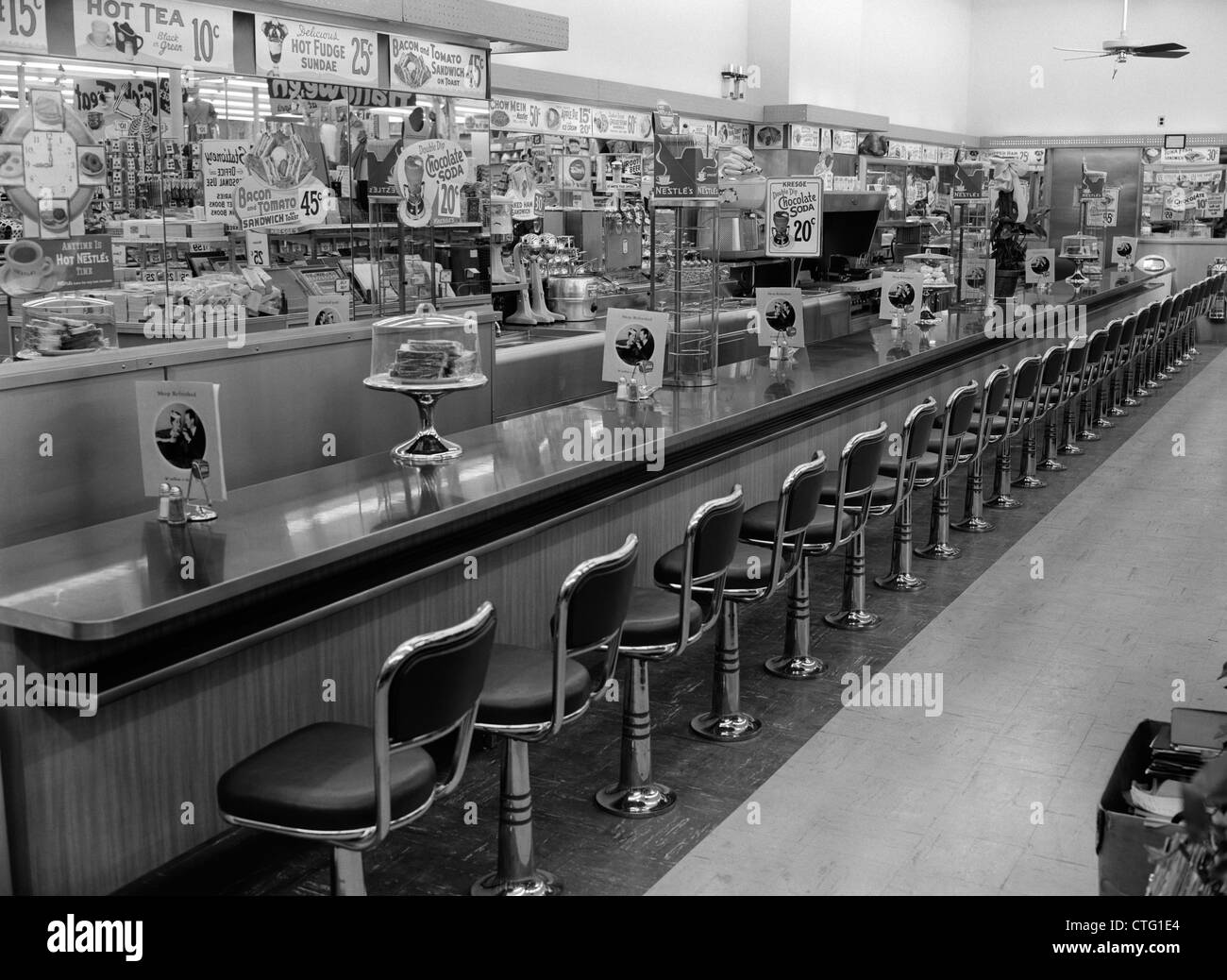 Années 1950 Années 1960 intérieur de comptoir-lunch avec tabourets chromés Banque D'Images