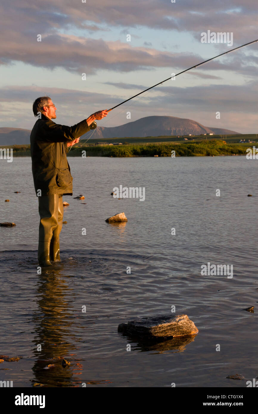 Pêcheur de truites sur le Loch Harray, Orkney Banque D'Images