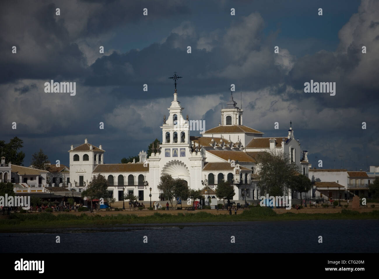 Sanctuaire Notre Dame de Rocio, Almonte, province de Huelva, Andalousie, Espagne dans le Parc National de Doñana. Banque D'Images