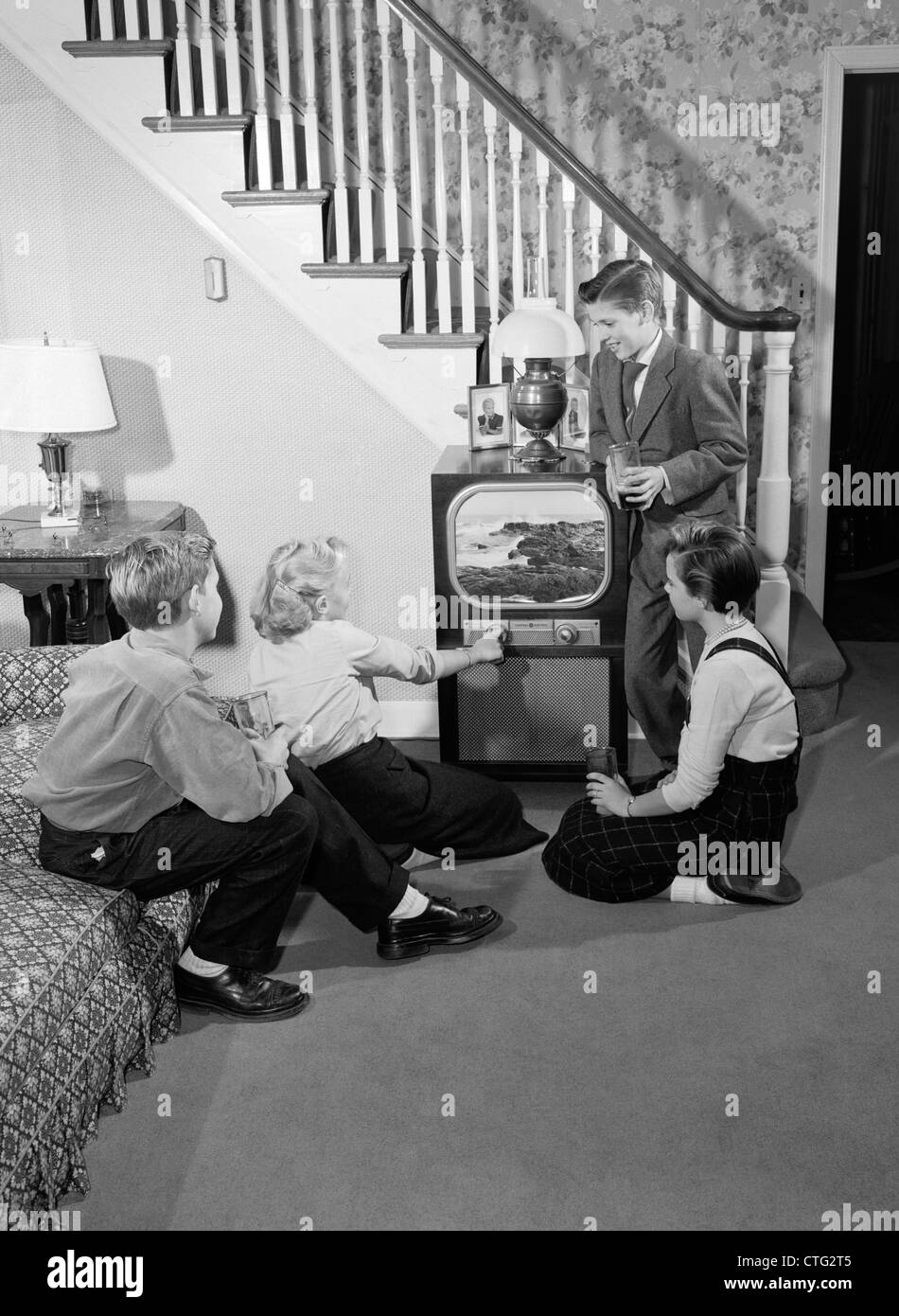 1950 GARÇONS ET FILLES DE L'ADOLESCENCE DANS LE SALON en regardant la télé Banque D'Images
