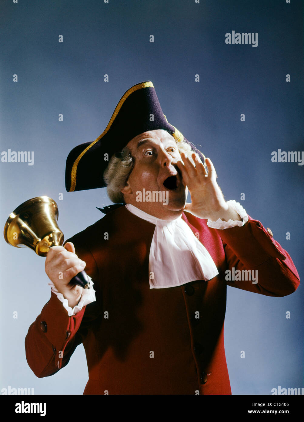 1970 HOMME CRIEUR COLONIALE 18e siècle criant COSTUME NEWS BELL SONNERIE Banque D'Images