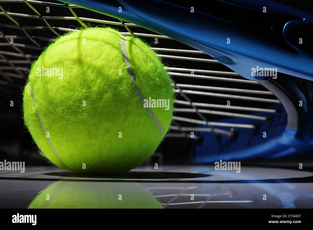 Raquette de tennis et la balle Banque D'Images