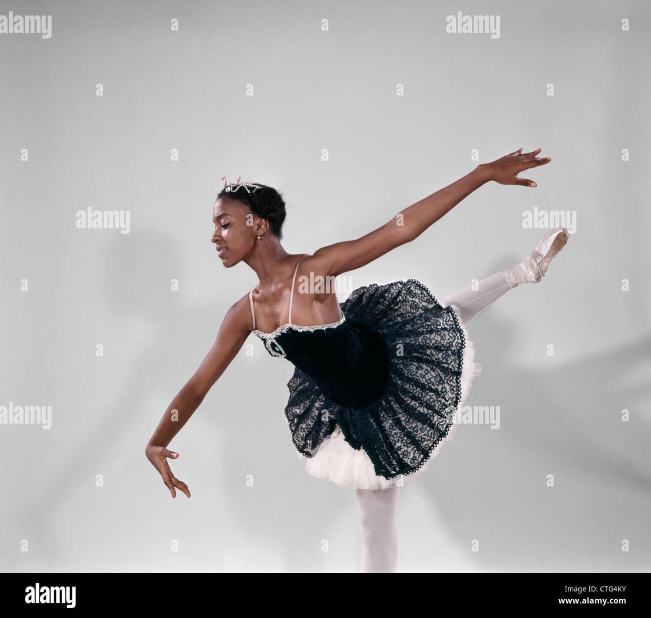Fière Petite Fille Afro-américaine En Ballet Portant Une Jupe Tutu Rose  Enfants Debout Dans Le Ballet