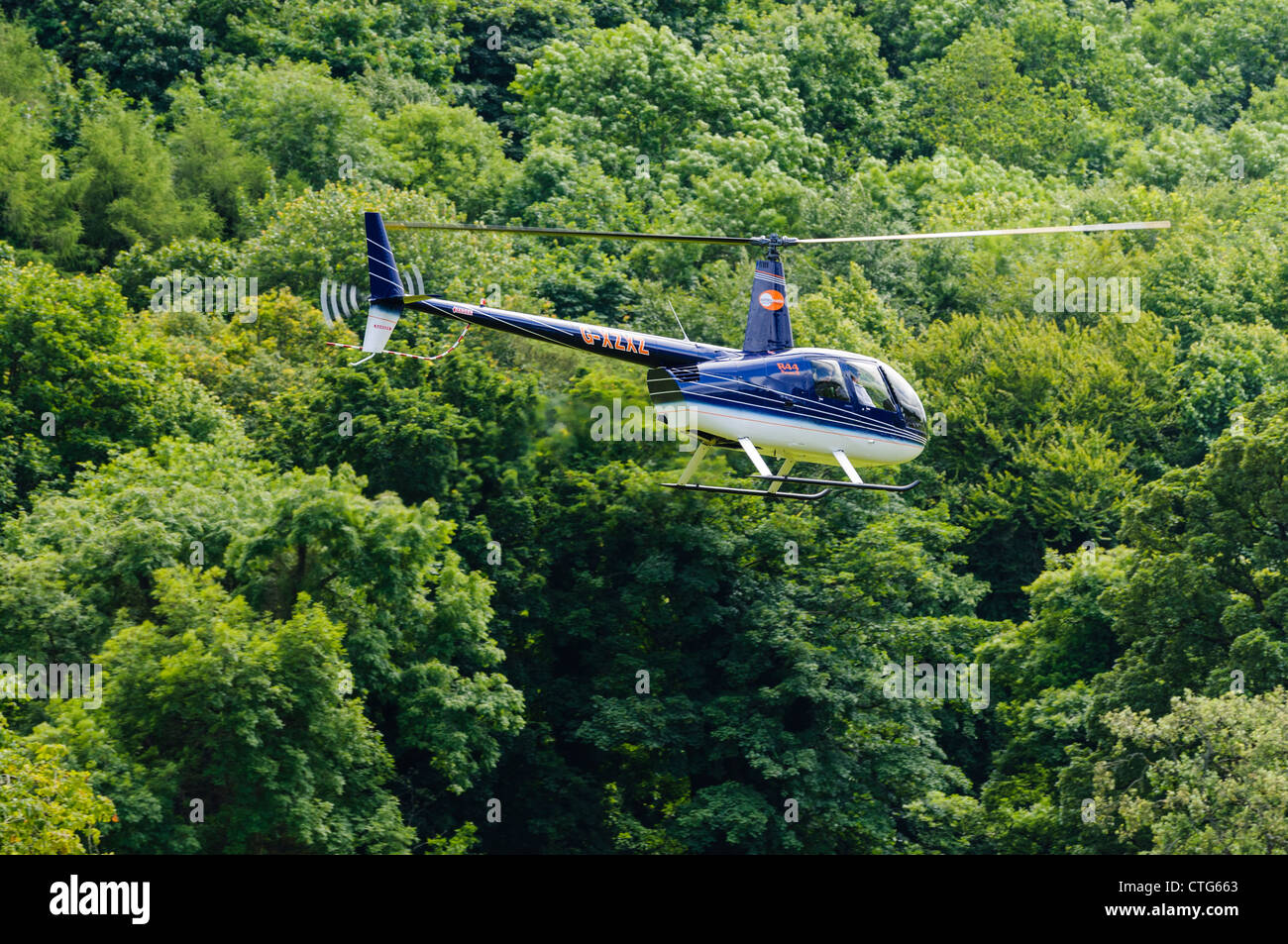 Robinson R-44 RAVEN II, G-XZXZ Banque D'Images