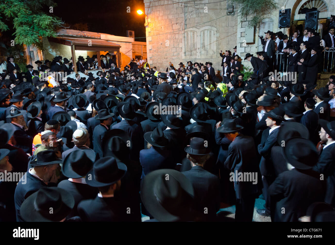 MEA SHEARIM, à Jérusalem. 18 juillet. 2012 : cérémonie funèbre de rabbi Yosef Shalom Elyashiv À Mea Shearim, à Jérusalem. 18 juillet. 2012 Banque D'Images