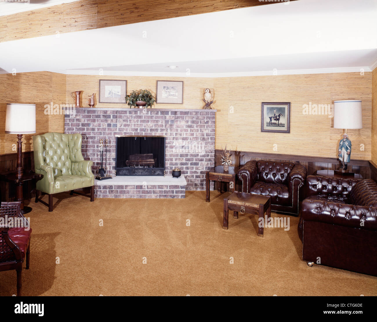 1970 Mobilier intérieur en cuir salon cheminée en brique Banque D'Images