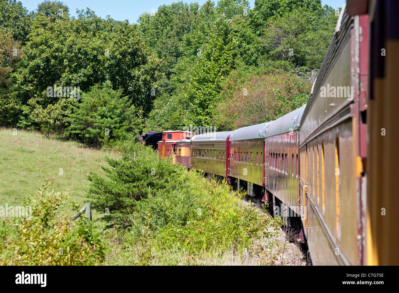 Great Smoky Mountain Railway train serpentant dans les montagnes de Caroline du Nord. Banque D'Images