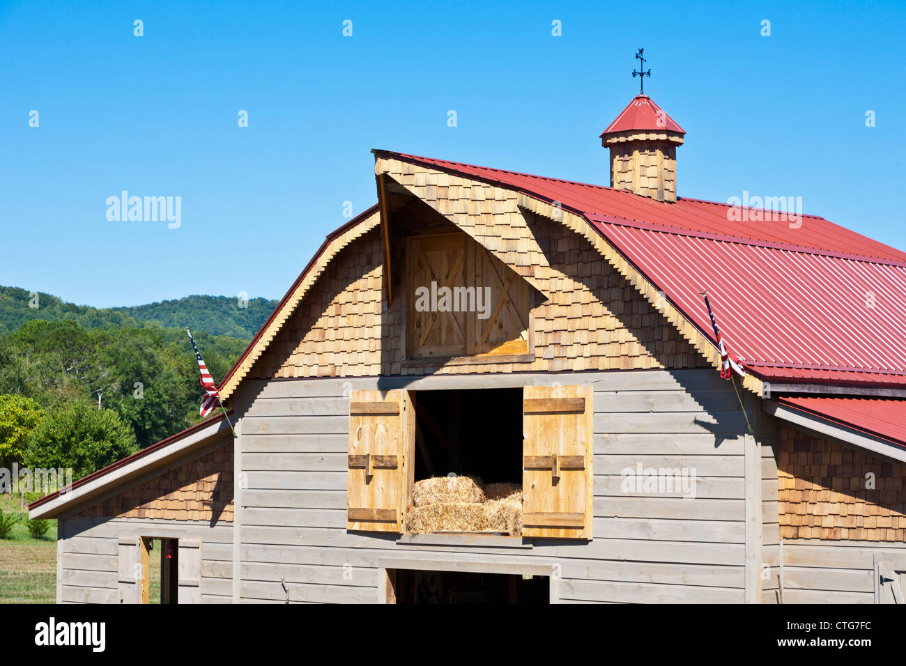 Weathered barn journal avec loft échelle. Un old weathered barn journal  maintenant entouré de bois a une échelle fixée pour l'accès à un op Photo  Stock - Alamy