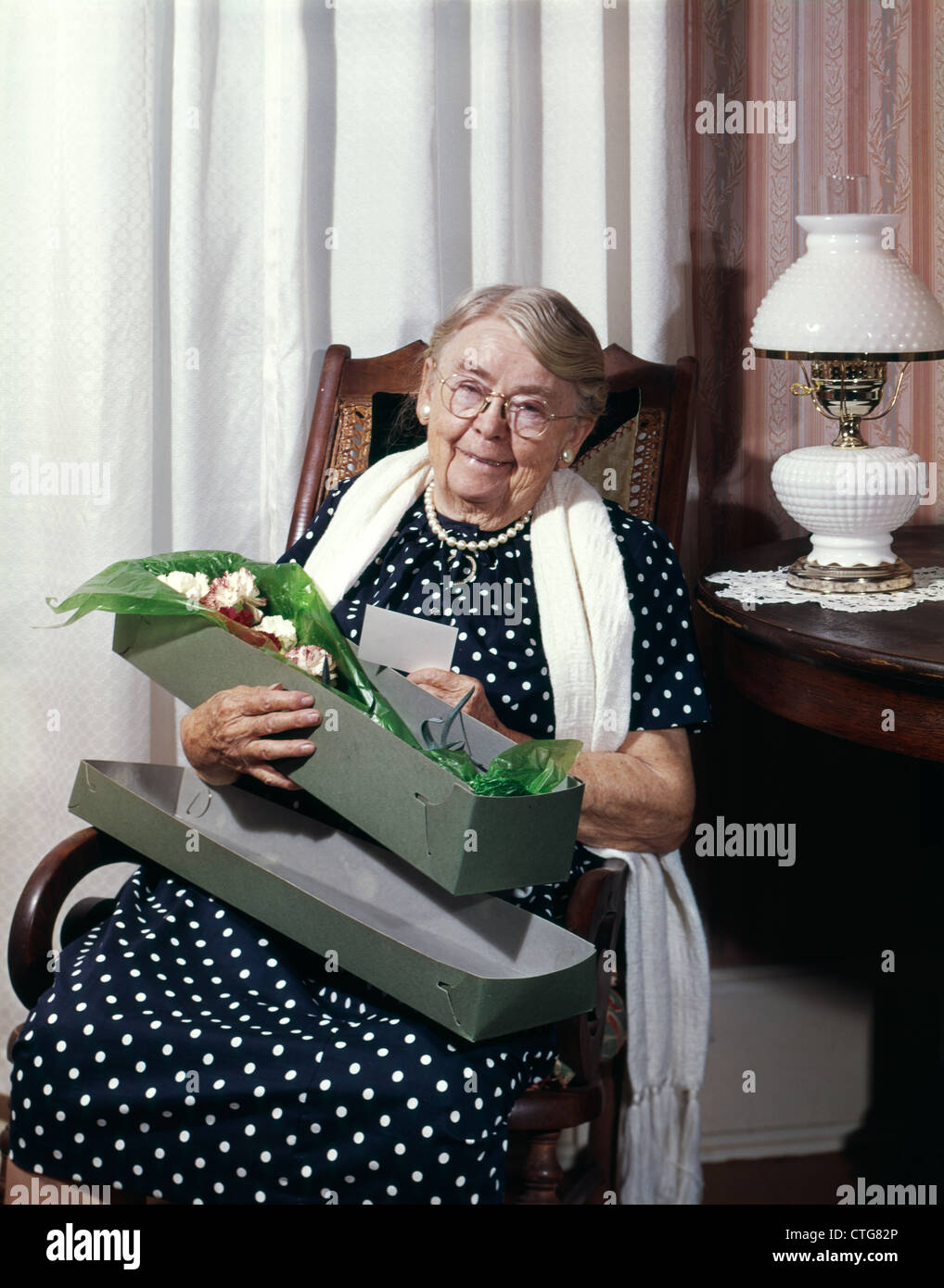 1960 SENIOR PERSONNES ÂGÉES VIEILLE GRAND-MÈRE GRANNY assis dans un