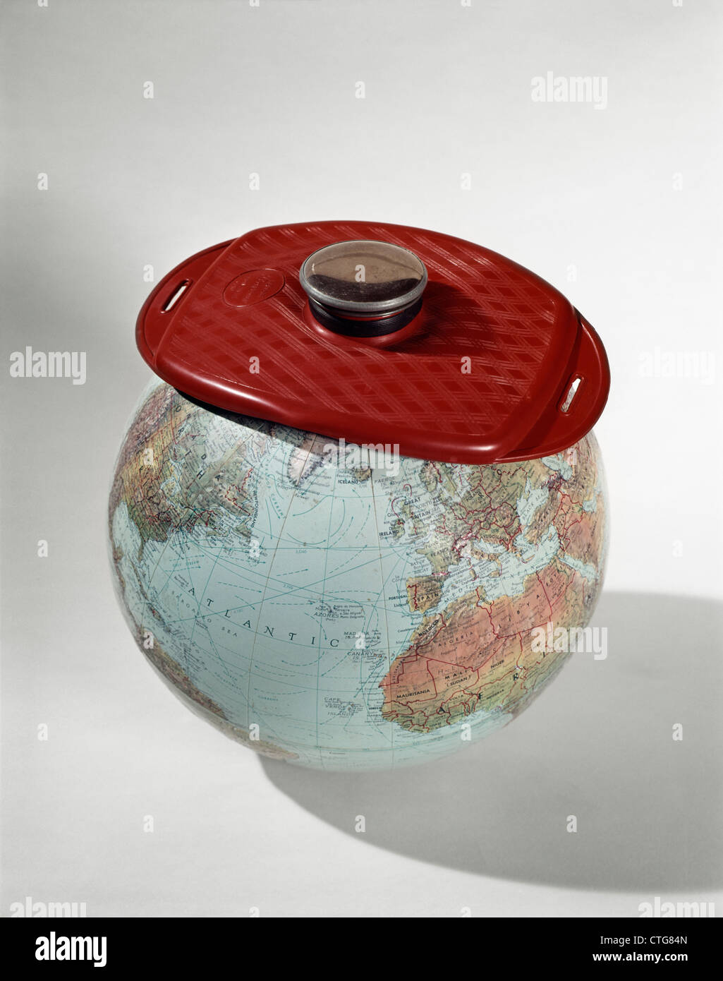1960 EARTH GLOBE PORTANT DES ICE PACK RED HOT-WATER BOTTLE MALADE MONDE MALADE Banque D'Images