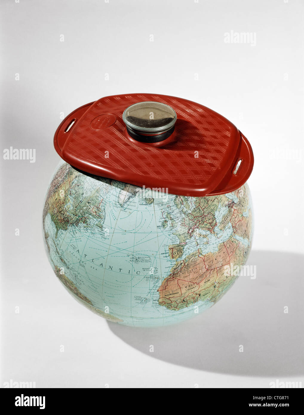 1960 EARTH GLOBE PORTANT DES ICE PACK RED HOT-WATER BOTTLE MALADE MONDE MALADE Banque D'Images