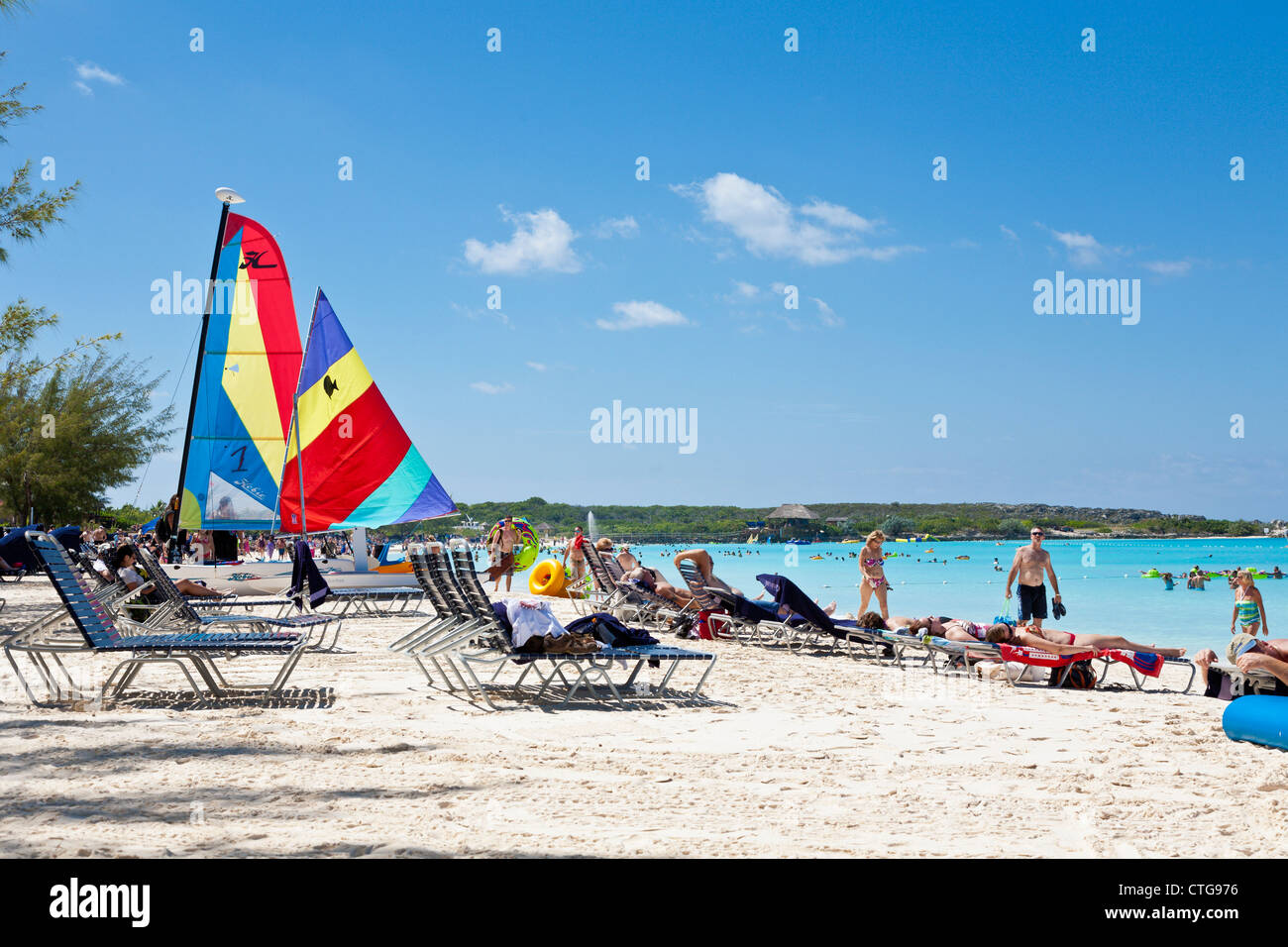 Les passagers des navires de croisière une journée à la plage de Half Moon Cay, Bahamas Banque D'Images