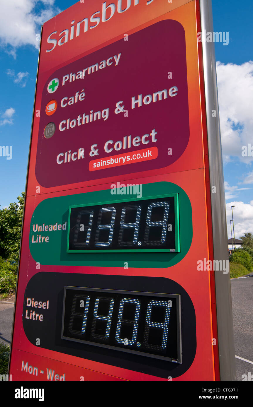 Affichage des prix du carburant à Sainsbury's station essence, Surrey, UK Banque D'Images