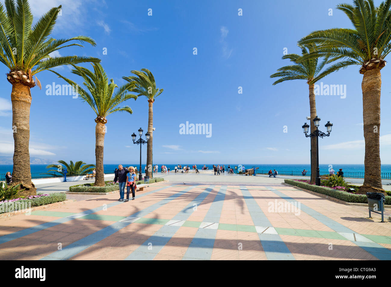 Balcon de Europa (Balcon de l'Europe) promenade populaire à Nerja, une ...
