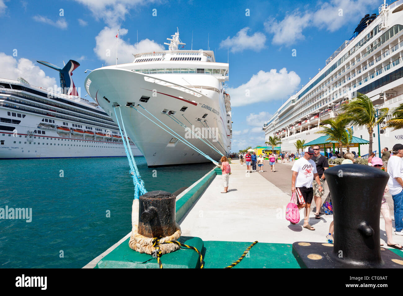 Carnival Fascination bateau de croisière dans le port avec d'autres navires à Nassau, Bahamas Banque D'Images