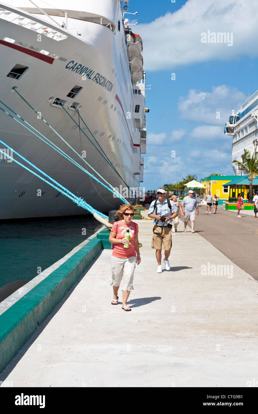 Laissant les passagers des navires de croisière quai afin d'explorer la ville de Nassau, Bahamas Banque D'Images