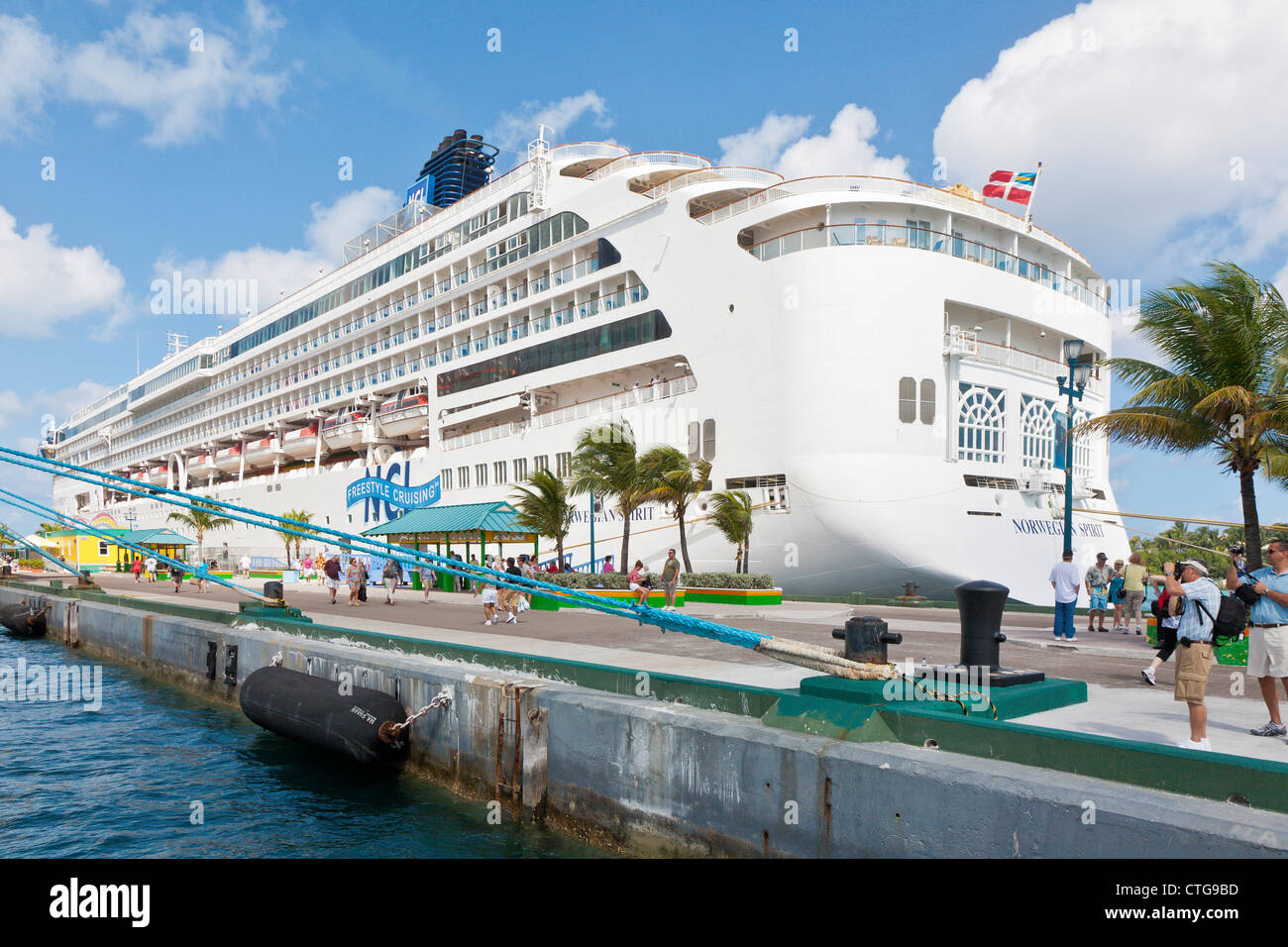 Norwegian Spirit bateau de croisière à quai à Nassau, Bahamas Banque D'Images