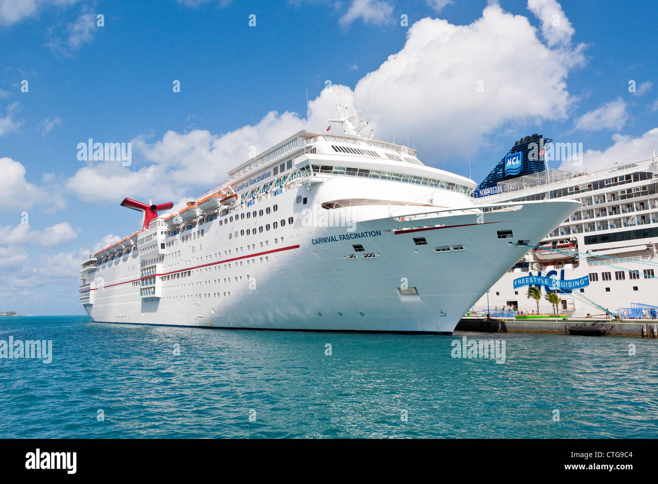 Carnival Fascination à quai des navires de croisière à Nassau, Bahamas Banque D'Images