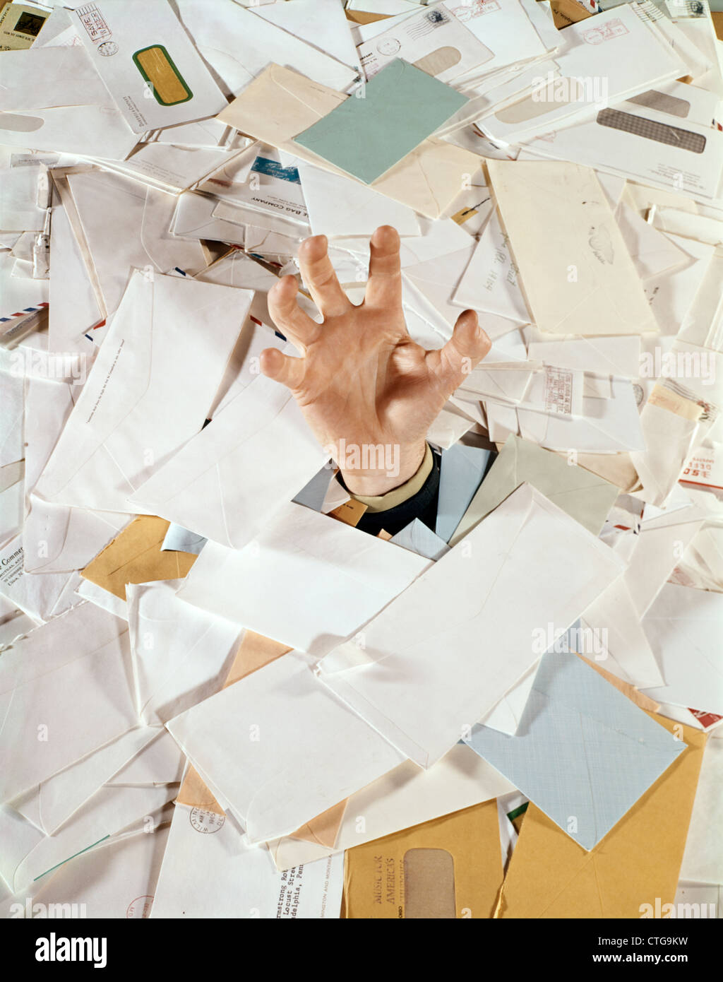 1960 HOMME PART REJOINDRE LA NOYADE DE PILE DE PAPIER LES FACTURES PAR COURRIER ÉLECTRONIQUE Banque D'Images