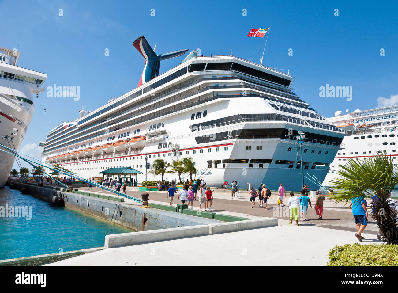 Les passagers des bateaux de croisière à destination et à partir de navires de croisière à quai à Nassau, Bahamas Banque D'Images