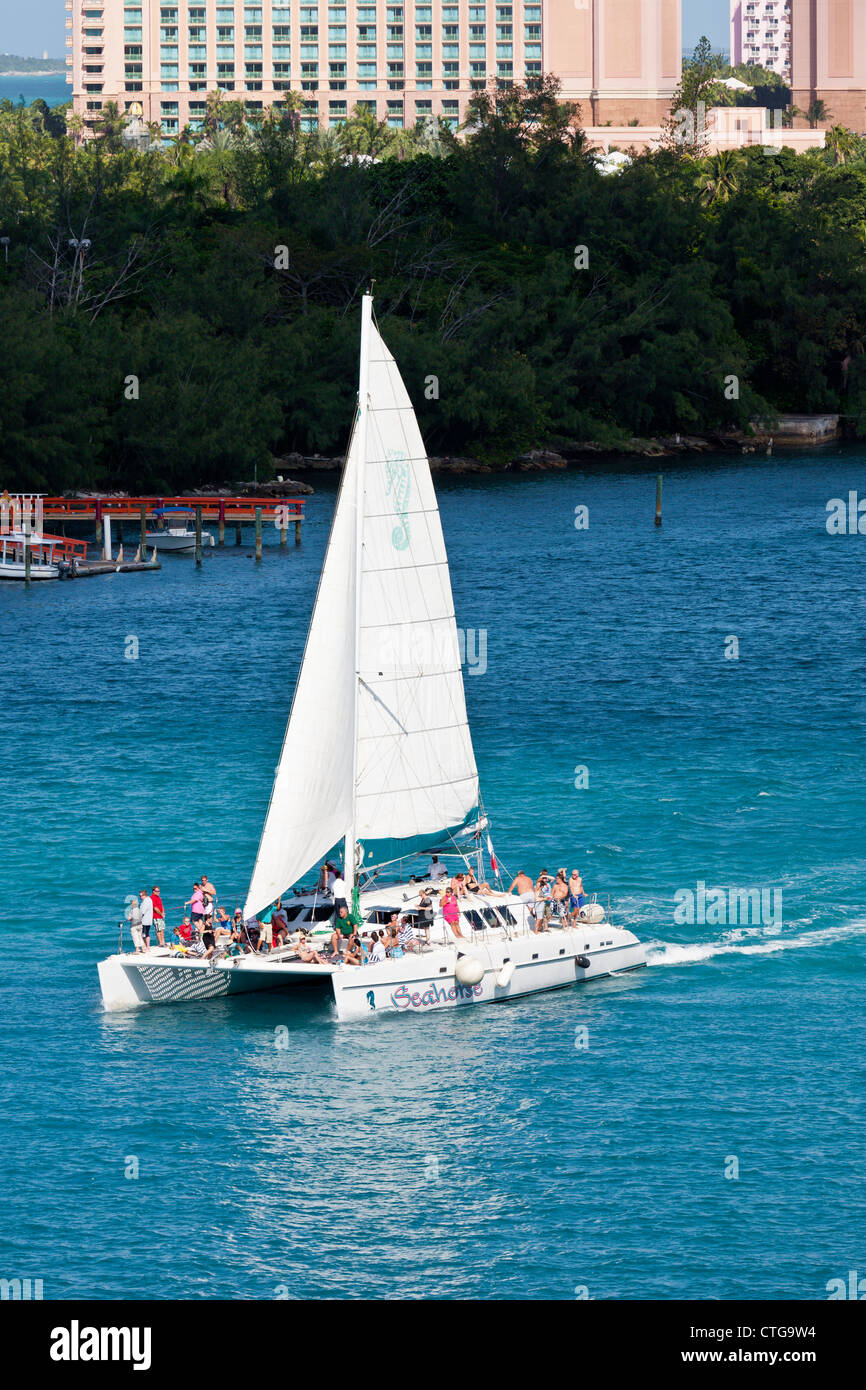 Les passagers des navires de croisière en catamaran excursion à Nassau, Bahamas Banque D'Images