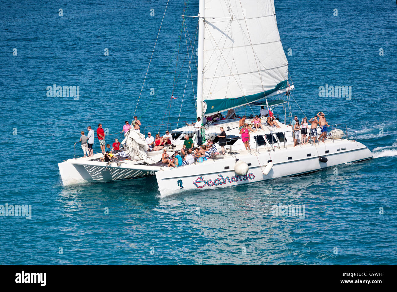 Les passagers des navires de croisière en catamaran excursion à Nassau, Bahamas Banque D'Images