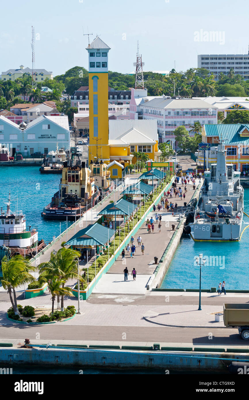 Navire d'application de la loi et des navires de travail à quai à Prince George Wharf dans le port de Nassau, Bahamas Banque D'Images